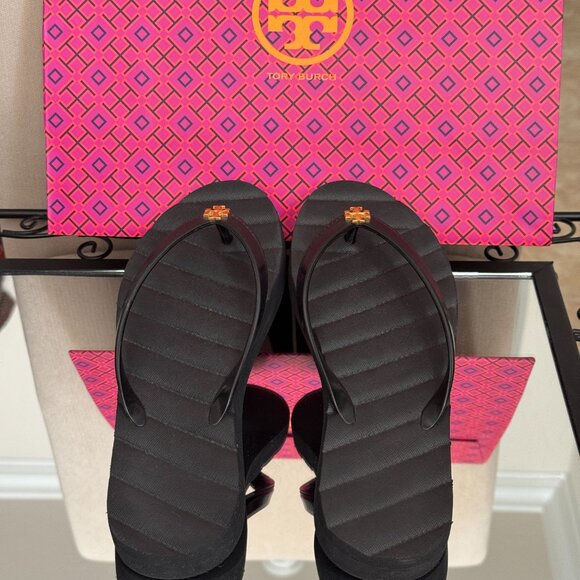 Tory Burch Kira Black Flip Flops w/Gold Double T Logo Size 6 New with Box - Picture 3 of 12